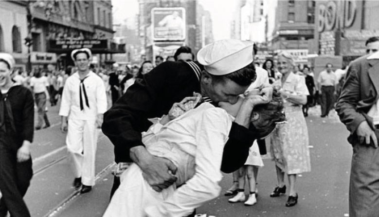 Storia del bacio tra l'infermiera e il marinaio simbolo del '900